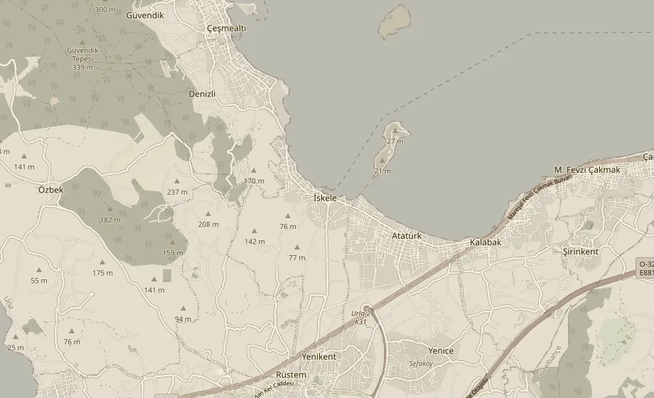 Urla ve koyu gösteren harita: kuzeyde İskele ve Çeşmealtı, güneyde Urla merkez, karşıda İzmir Körfezi ve adalar; tesisin yeri kehribar bir noktayla işaretli
